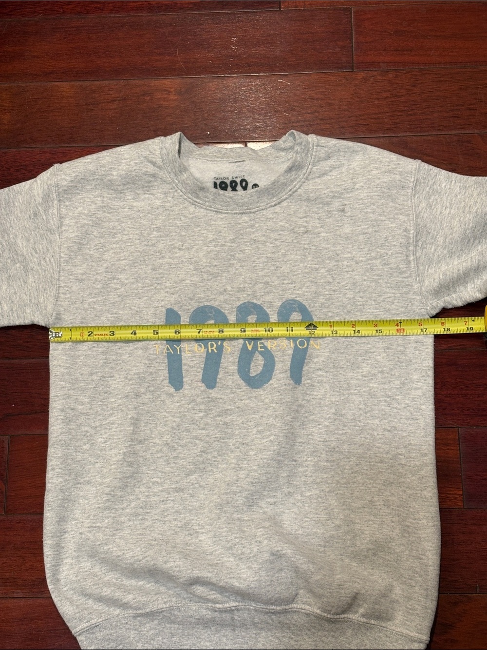 Taylor Swift 1989 Taylor’s Version Official Merch Graphic Crewneck Light Gray XS - Picture 12 of 14